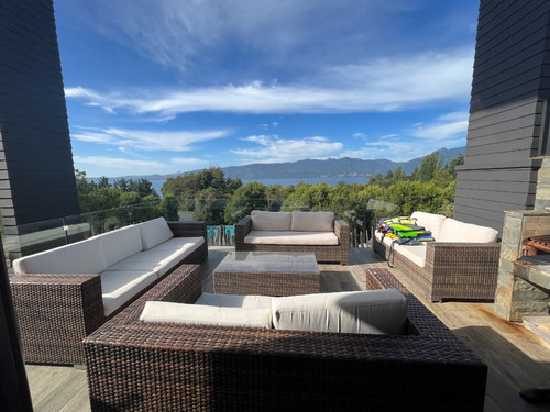 Imagen 2 de 30 de Casa Con Preciosa Vista Al Lago En Sector Los Riscos