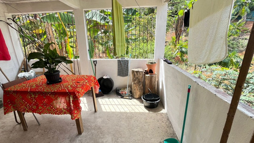 Casa De 6 Cômodos Com Área Livre