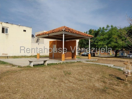 Townhouse En Venta Flor Amarillo Valencia Lr Carabobo Excelente Inversion En Muy Buenas Condiciones Listo Para Mudarse Y Con Potencial Para Ampliar Precio De Oportunidad