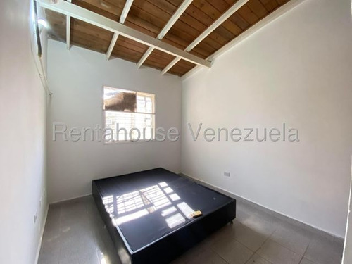 Jip 25-16345. Rentahouse Vende Hermoso Townhouse De 110 Mts2, 4 Hab, 3 Salas De Baños, 2 P/e, Parque Infantil, Areas Deportivas. En Urb. Karol Home Ii. La Morita.