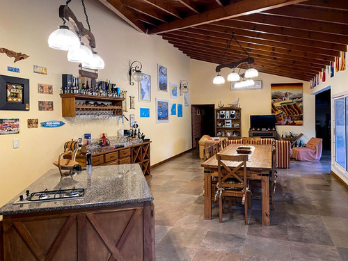 Hermosa Casa Quinta En Venta, En Chacras De Canning.