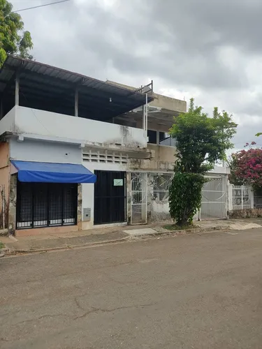 Urb La Esmeralda, Amplia Casa
