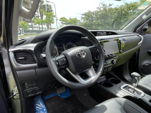 Imagen 5 de 15 de Toyota Hilux 4x4 Dc Srx 2.8 6 Att 204cv Automat Linea Nueva