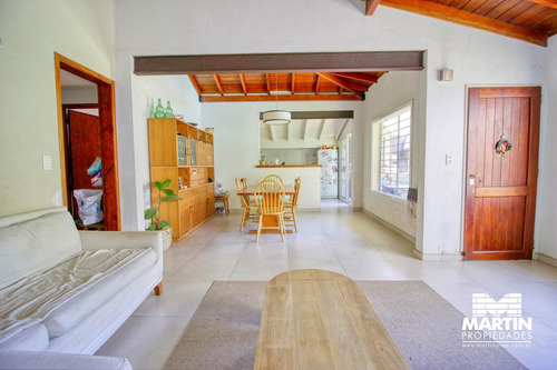 Casa En Venta En Martinez 4 Ambientes Uno En Suite, Jardín Con Pileta, Cochera X 2.