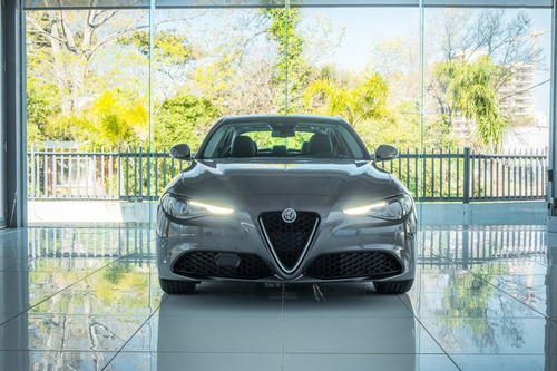 Imagen 2 de 15 de Alfa Romeo Giulia 200 Gris Grafito