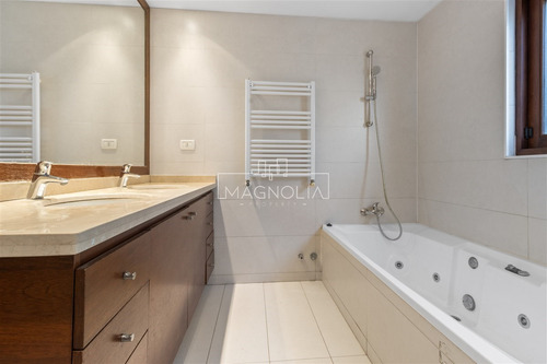 Casa En Arriendo De 5 Dorm. En Lo Barnechea