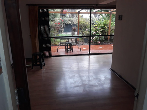 Casa De Excelente Construcción Y Ubicación, Amplia Y Soleada