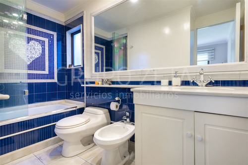 Casa En Arriendo De 7 Dorm. En Las Condes