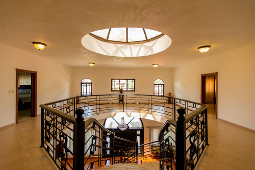 Vendo Magnífica Villa En Metro Country Club, Una Mansión De Lujo En Juan Dolió, República Dominicana