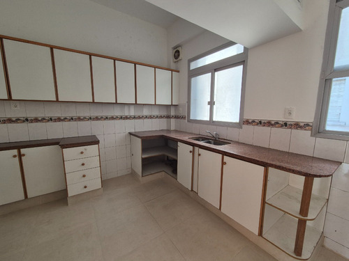 Amplio, 4 Habitaciones, 2 Baños. Garage. Impecable. Para Empresa