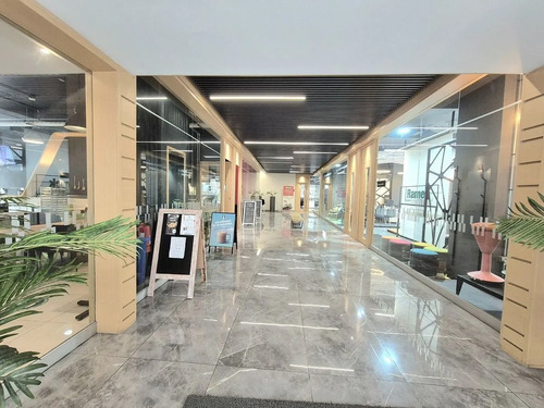 Moderna Y Funcional, En Edificio Empresarial