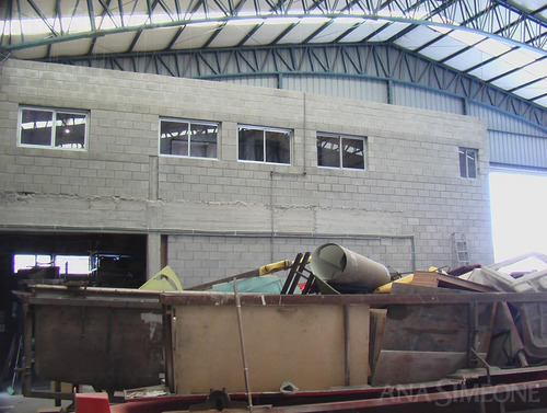 Importante Nave Industrial De 858m2