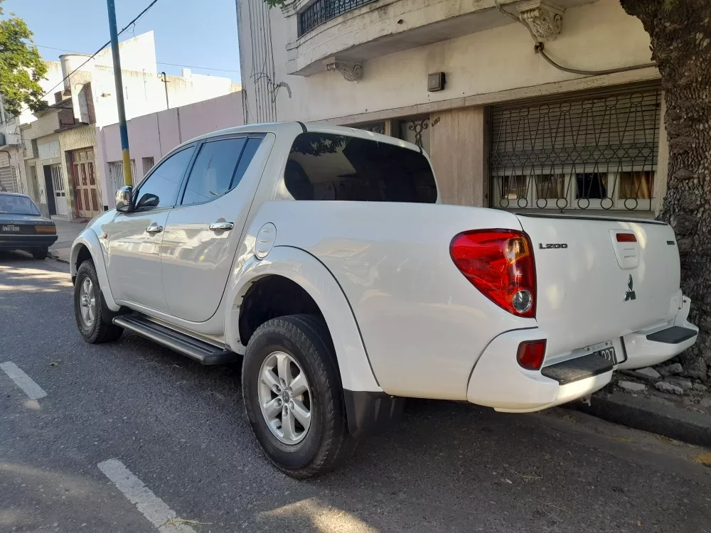 Mitsubishi L200 3.2 Cab Doble 4wd Cr 165cv Mt