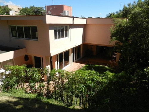 Casa En Venta En Lomas De Chuao, Caracas. Con Terraza Y Amplio Jardín, 24-9174 Mvg