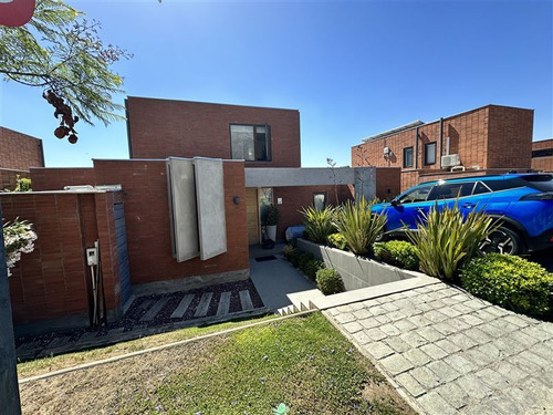 Casa En Venta De 5 Dorm. En Condominio Peñalolén