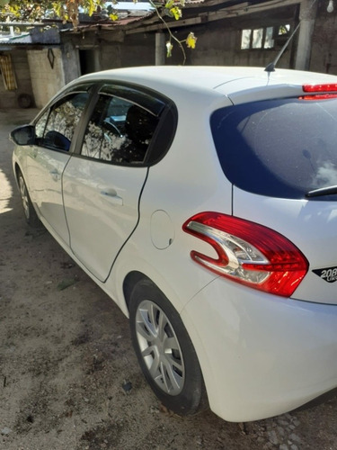 Peugeot 208 .
