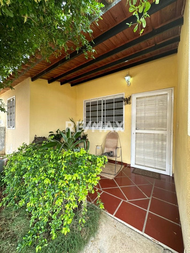 Casa Ideal Para Familia Ubicada En Condominio Privado, Av. Juan Bautista Arismendi, Isla De Margarita, Nueva Esparta - Cod. 0768