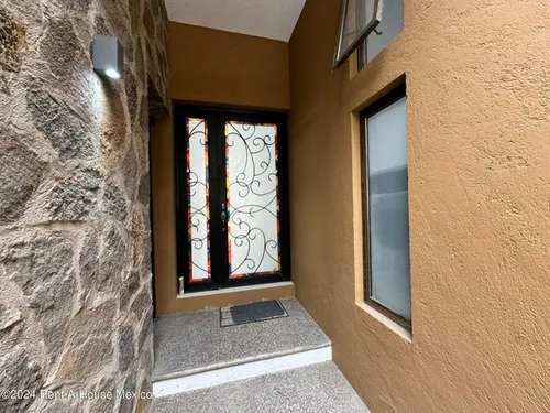 Renta - Vista Real. Casa, Cuarto De Servicio, 4 Recámaras, Alberca, Área De Tv