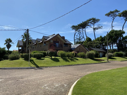 Imagen 29 de 30 de Espectacular Casa A Una Cuadra De La Playa. 7 Dormitorios, 6 Baños. Vista Al Mar. Amplios Y Luminosos Ambientes, Buena Construcción. Buena Ubicación - Punta Del Este Mansa