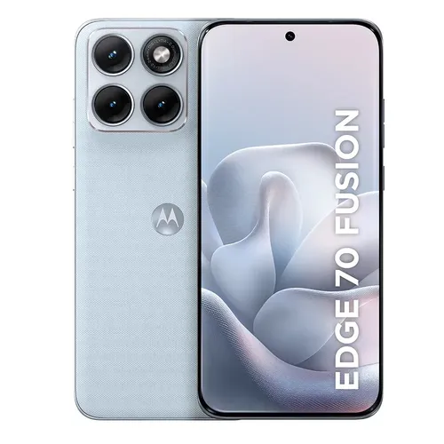 Smartphone Motorola Edge 70 Fusion 5G branco com tela ligada exibindo fundo abstrato e detalhes da câmera traseira