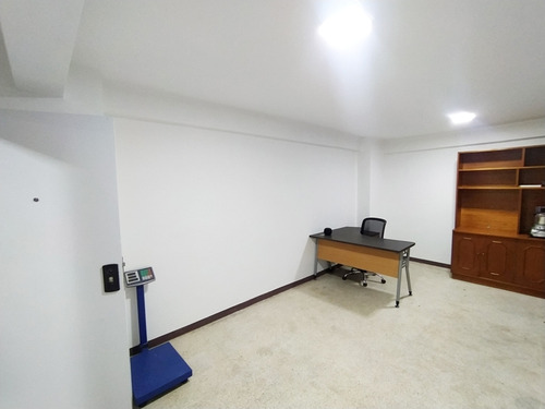 Amplio Local En Venta A Una Cuadra De La Av. Fuerzas Armadas 180m2