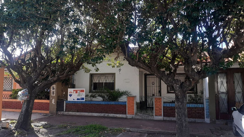 Venta Urgente Casa Amplia 3 Amb, Cochera, Banfield