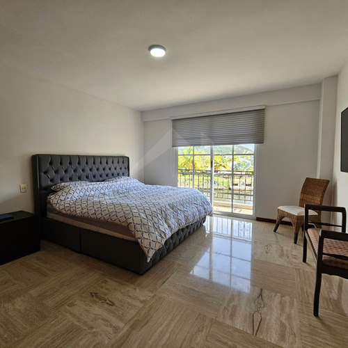 En Venta Amplio Apartamento En Res. Siete Mares, Lecheria