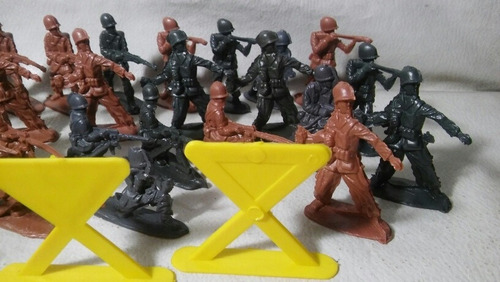 Lote De 30 Soldaditos Y Accesorios 5 Cm. De Alto Promedio