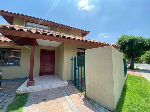 Casa En Venta De 4 Dorm./3 Baños/pieza Y Baño De Servicio