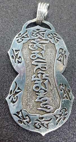 Dije Mantra Om Mani En Plata 5,5 X 2,5 Cm 13 Gr Art 252