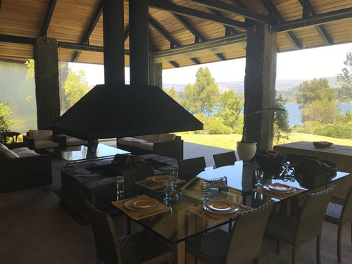 Casa En Venta De 6 Dorm. En Vichuquén