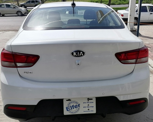 Imagen 4 de 13 de Kia Rio Sedan Ex