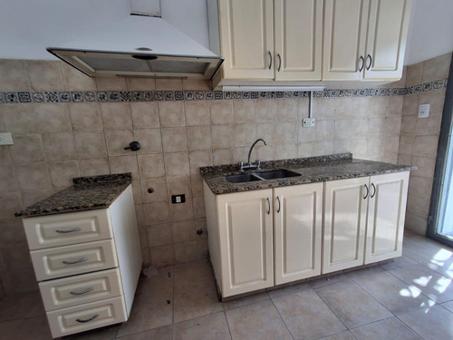 Alquiler - Casa Tipo Ph De 3 Amb, Al Frente Con Jardín Y Cochera, Beccar