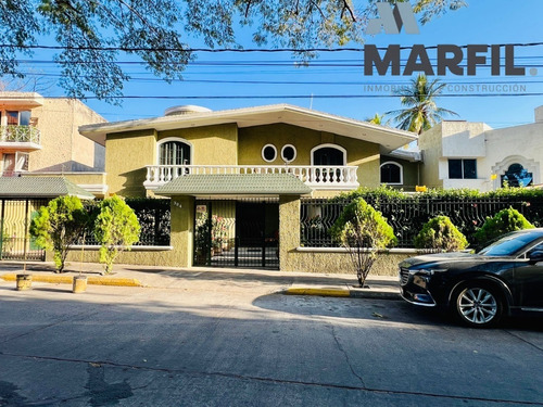 Casa En Venta Para Consultorios Oficinas Frente Jardin Corre