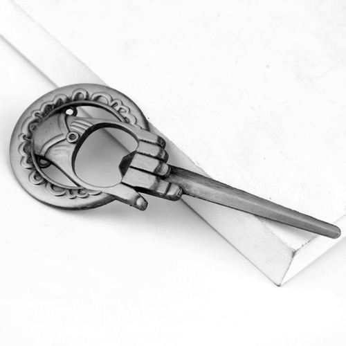 Imagen 4 de 4 de Destapador Game Of Thrones Forma Pin Mano Rey Reina Plateado