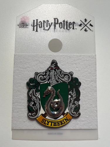 Imagen 1 de 2 de Harry Potter Pin Escudo Slytherin Original