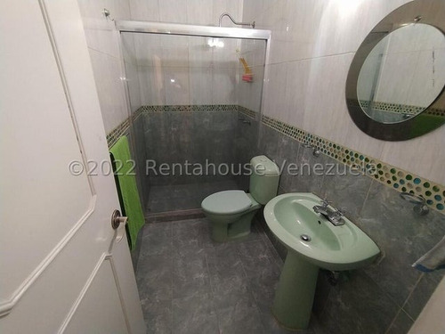 Se Vende Casa Los Samanes Urb. La Esmeraldas Maracay 23-6298 Al
