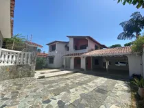 Comprar Jip 25-14211. Rent-a-house Vende Hermosa Casa Quinta De 487 Mts2, 5 Hab, 4 Salas De Baños, 2 Anexos Independientes, Espaciosos Corredores. Urb. Antonio Miguel Martinez, San Juan De Los Morros.