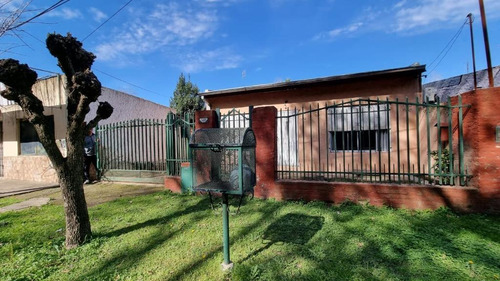Casa En Venta, Retasada, Ubicada En Pilar, Barrio La Lonja, Sobre Las Acacias