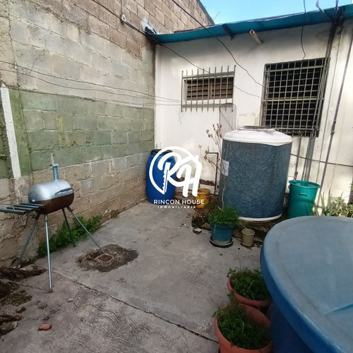 Terreno En Venta En El Barrio Lourdes, Maracay