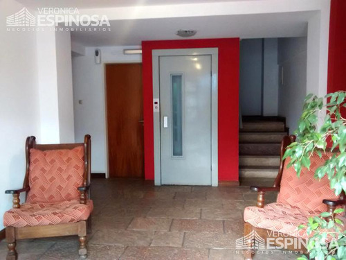 Departamento En Venta De Tres Ambientes, Excelente Ubicación.