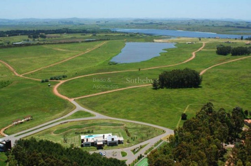 Lote Sobre Laguna De Los Cisnes Con Buena Financiación