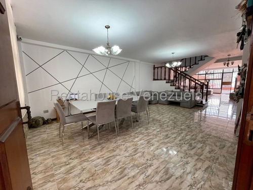 Cómoda Y Acogedora Casa De Múltiples Niveles En Venta Ubicada En La Trinidad 25-17807