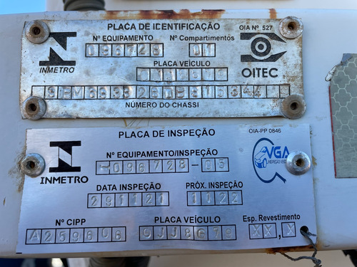 Tanque De Combustivel Com Bombas De Abastecimento E Graxeira