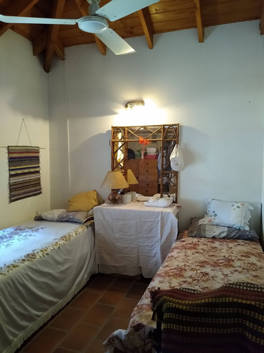 Casa 6 Amb. En Barrio El Cortijo, Malvinas Arg.