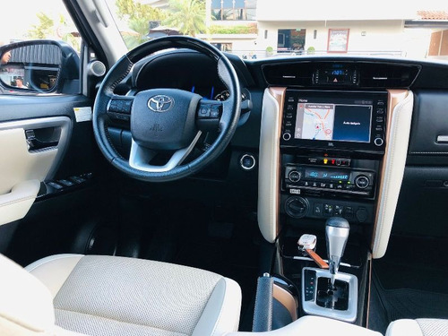 Imagem 10 de 14 de Toyota Hilux Sw4 2.8 4p Srx 4x4 Diamond 7 Lugares Turbo Dies