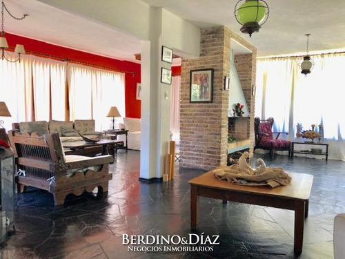 Espectacular Casa En Venta Ideal Para Vivir Todo El Año Con Una Ubicacion Inmejorable A Solo Cuadras De Playa Mansa- Ref: 112