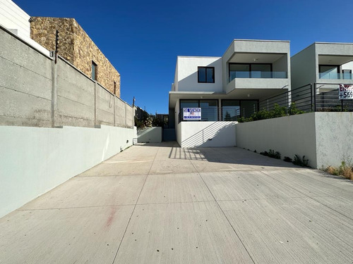 Moderna E Impecable Casa En Venta En Pinares De Montemar