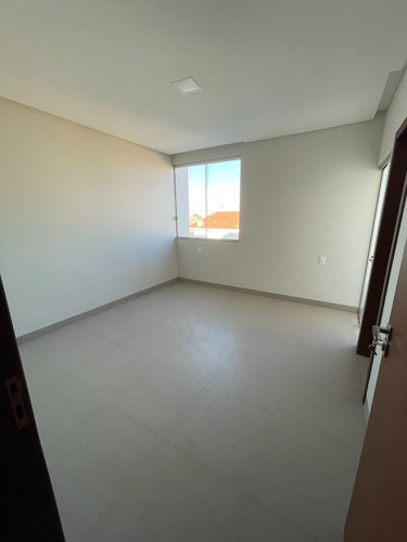 Lindos Sobrados De Alto Nível, Com Garagem Para 2 Carros, 3 Quartos Sendo 1 Deles Suíte, 3 Banheiros E Cozinha Integrada Com Sala.
