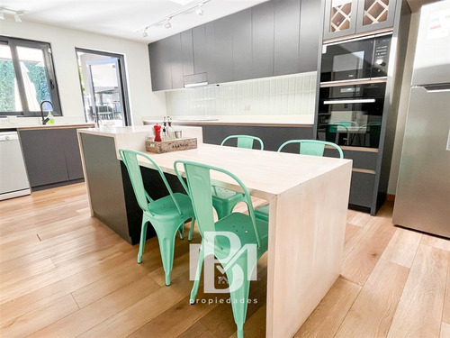Casa En Venta De 3 Dorm. En Lo Barnechea